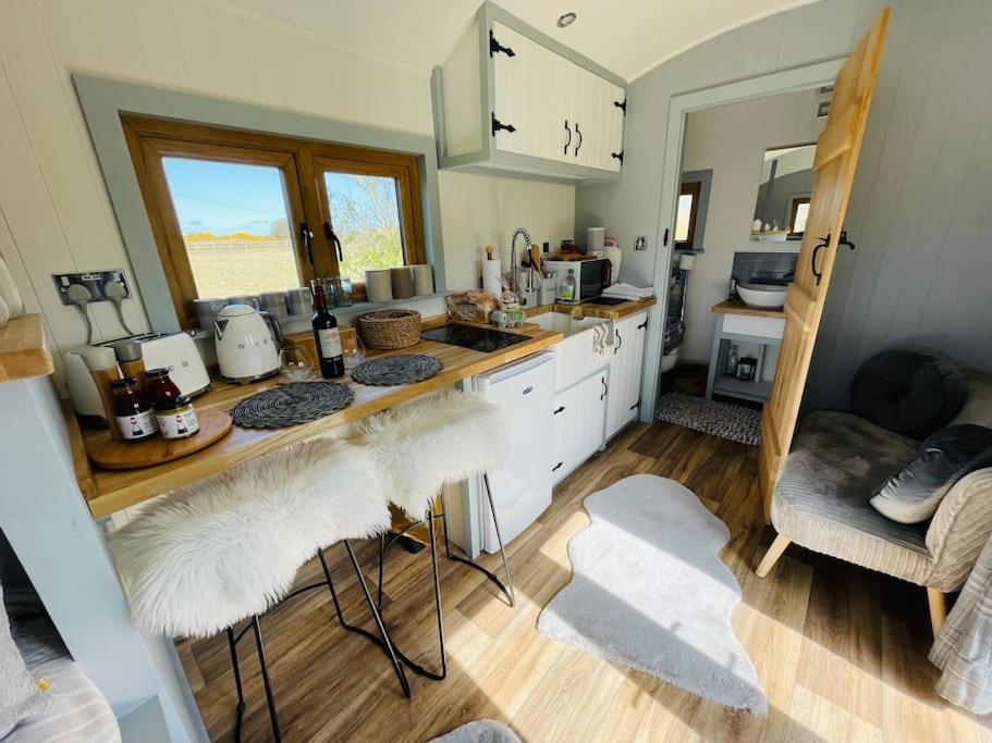 Goodwick The Hut@Trefechan Wen - Coastal Coziness! מראה חיצוני תמונה