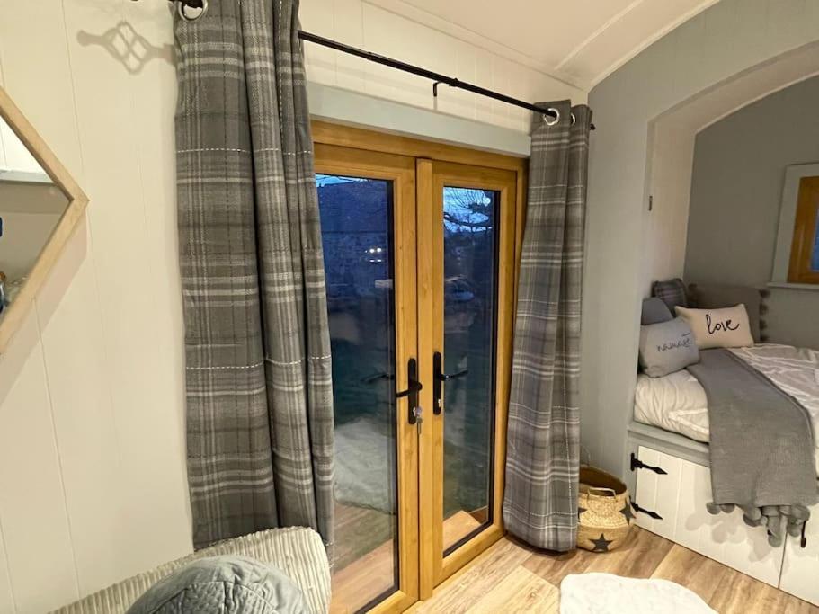 Goodwick The Hut@Trefechan Wen - Coastal Coziness! מראה חיצוני תמונה