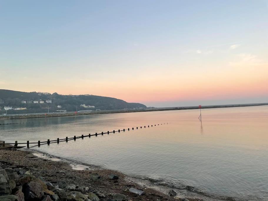 Goodwick The Hut@Trefechan Wen - Coastal Coziness! מראה חיצוני תמונה