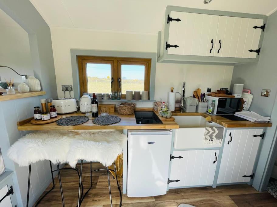 Goodwick The Hut@Trefechan Wen - Coastal Coziness! מראה חיצוני תמונה
